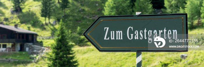 Schild Zum Gastgarten - Panorama