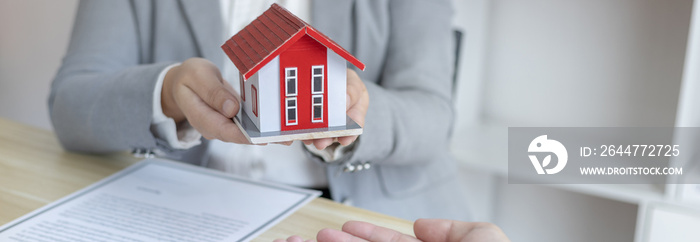 Real estate agents or sales managers hand over homes to customers who have signed home purchases with insurance, Entering into a business agreement to transfer property rights, Selling a house.