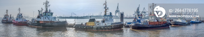 Schlepper in einer Reihe am Anleger im Hamburger Hafen