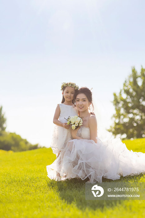 可爱的婚礼花童和新娘