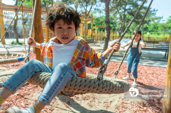 两个小孩子玩秋千