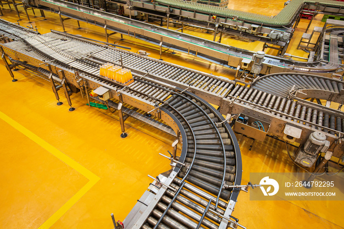 Top view crossing of the roller and conveyor