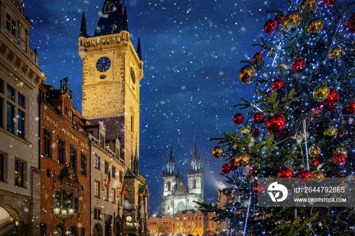 Die Altstadt von Prag mit Astrologischer Uhr, Marienkirche und festlich geschmücktem Weihnachtsbaum 