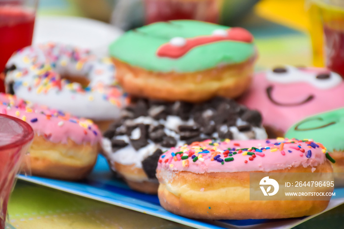 donuts with icing sugar