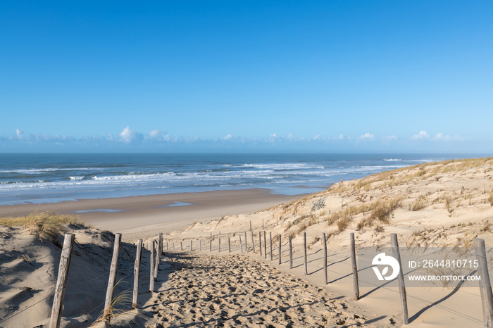 LE PORGE, près de Lacanau (Gironde, France). Accès à la plage