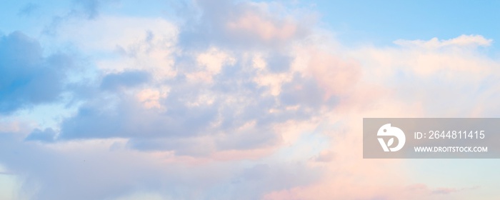 风暴过后，晴朗的蓝天和发光的粉红色和金色云层。壮观的日落云景。海螺