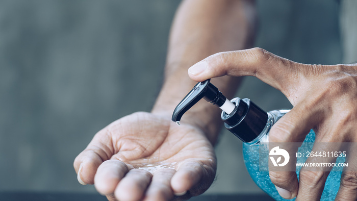 特写人们使用酒精凝胶洗手以预防病毒和疾病。