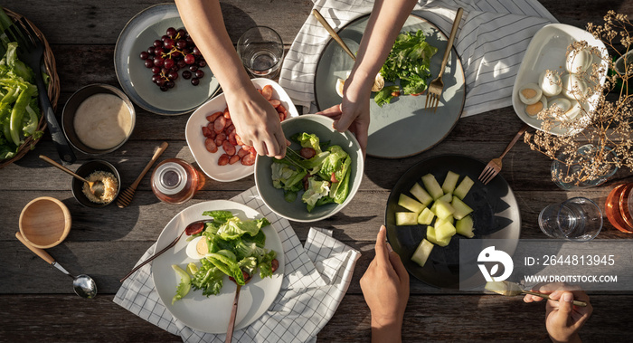 乡村木桌上的有机沙拉家庭晚餐，食物健康的有机蔬菜概念