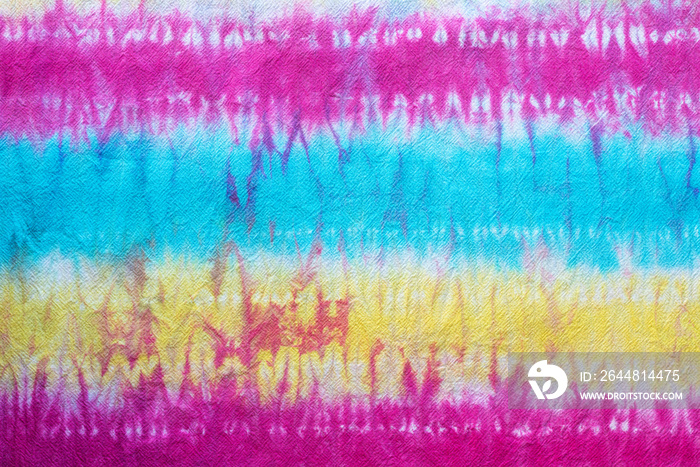 彩色扎染图案手工染在棉布抽象背景上。