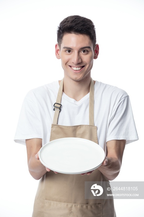 主厨拿着空盘子站在白色背景下对着镜头微笑。工作室拍摄