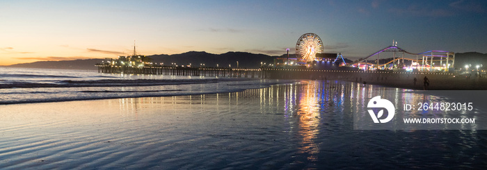加利福尼亚州圣莫尼卡海滩上的人们在水中嬉戏