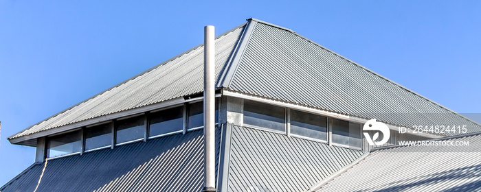 房子的屋顶是由镀锌金属型材制成的