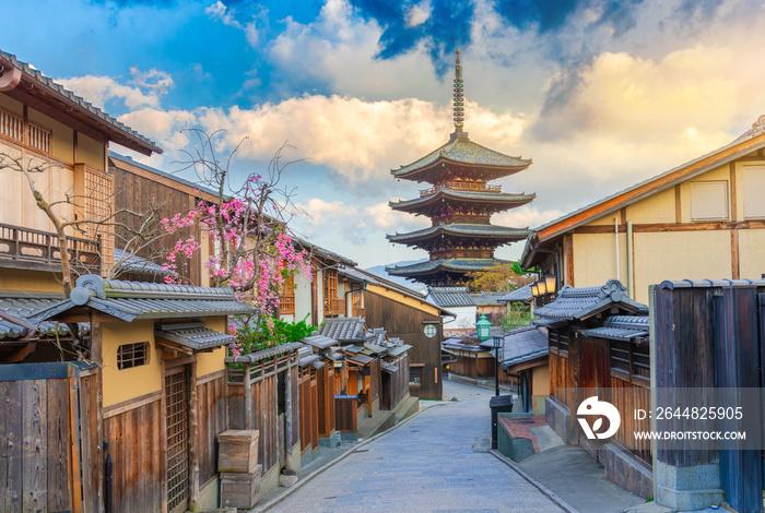 日本京都樱花盛开的八坂塔和三嫩坂街。