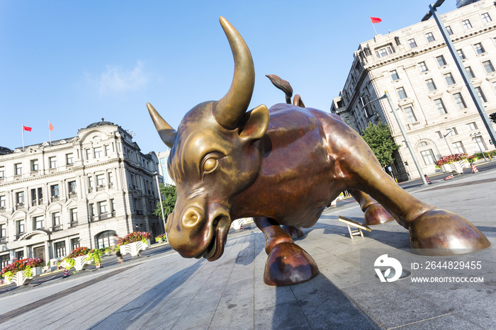 上海现代城市街道上的铜牛雕像。