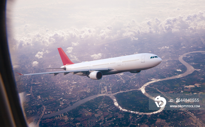 Concepto de viaje en avión y destino. Avión comercial volando sobre el paisaje del atardecer. Aerolí