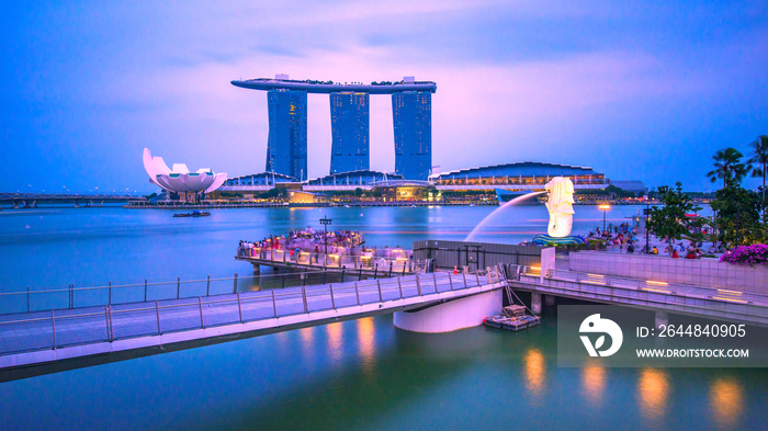 新加坡码头夜间全景，标志性建筑鱼尾狮。