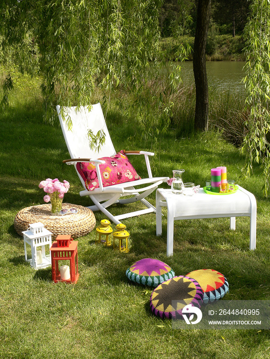 现代花园风格，拥有各种花园物件、椅子、桌子和绿色概念