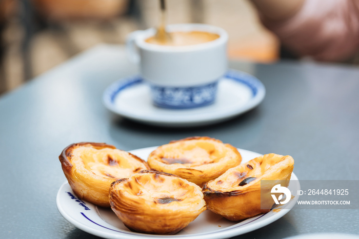 蛋挞叫Pasteis de Nata，配两杯咖啡