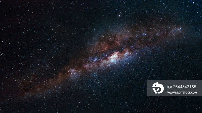 长时间曝光拍摄宇宙空间银河系，夜间有许多恒星，天文照片