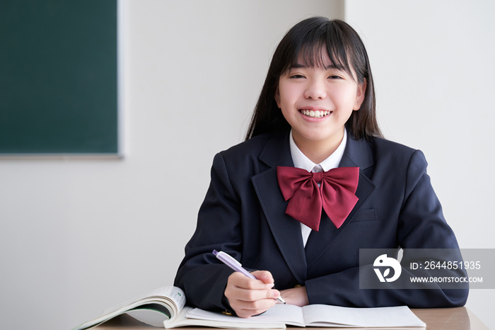 教室で笑顔で勉強する日本人女子中学生