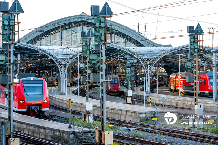 Zugverkehr im Hauptbahnhof Köln