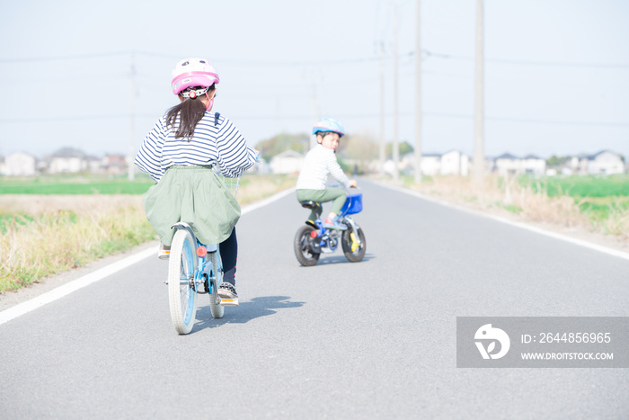 自転車に乗る子供