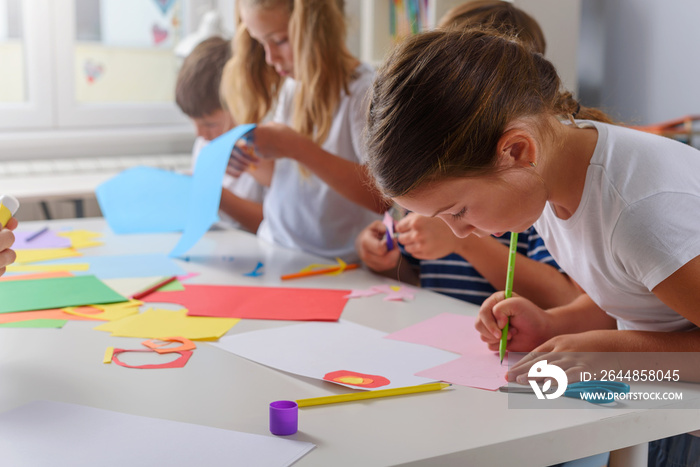 在家或学校与孩子们一起进行创意项目。孩子们制作一些纸工艺品。