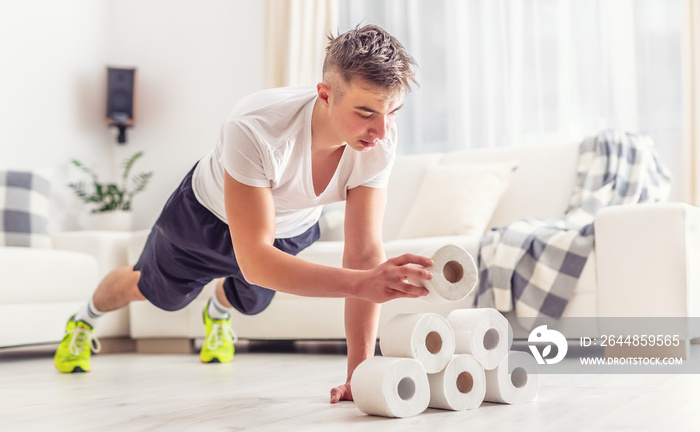 让年轻人创造性地使用多余的卫生纸卷进行室内平板运动和俯卧撑锻炼