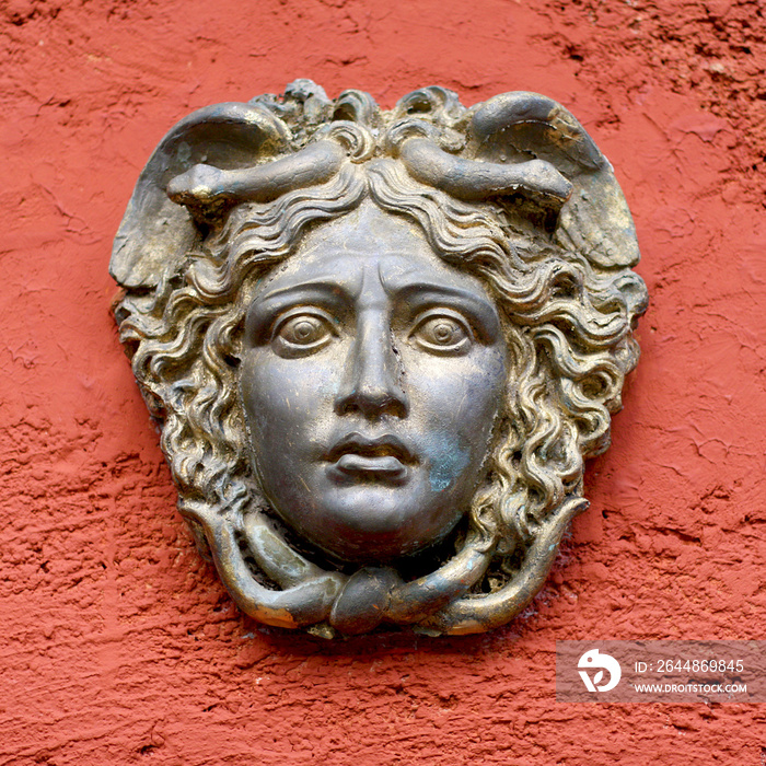 红墙上的希腊/罗马女人脸