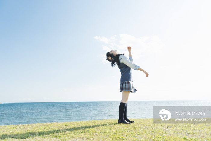 女子高生　海　草原　リラックス