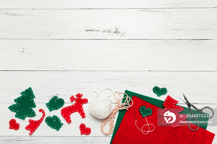 自己动手吧，木制背景上的圣诞装饰品，放上你的文字。