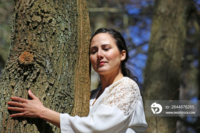 Junge Frau beim Waldbaden（Shinrin Yoku），日本Naturtherapie（模型发布）