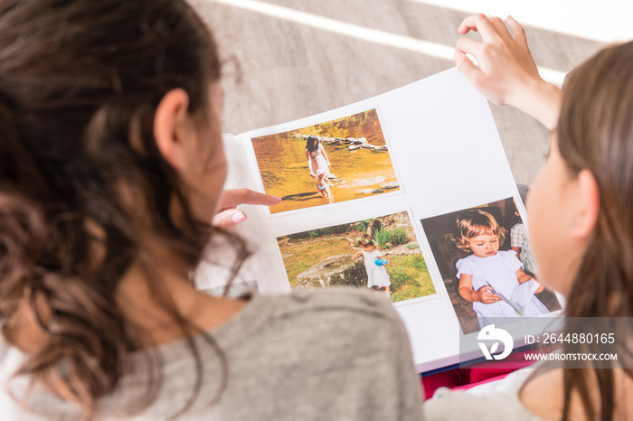 Enfant feuilletant un album photo