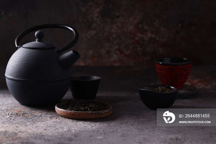 黑暗背景下的传统茶道