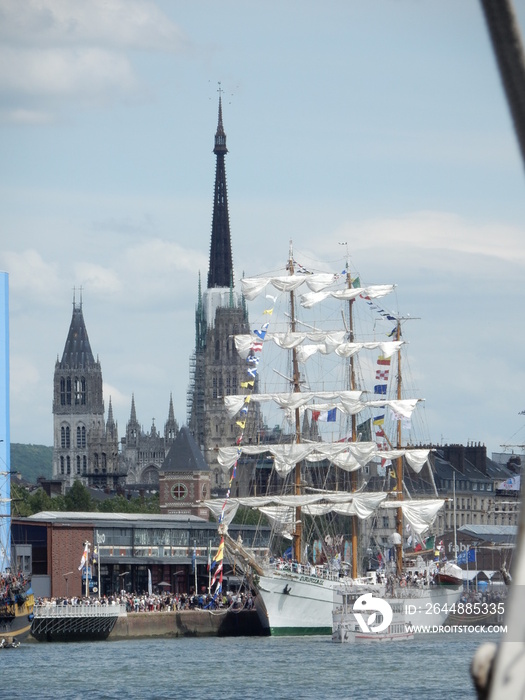 La vue sur les voiliers de larmada et sur la cathédrale de Rouen en Normandie.