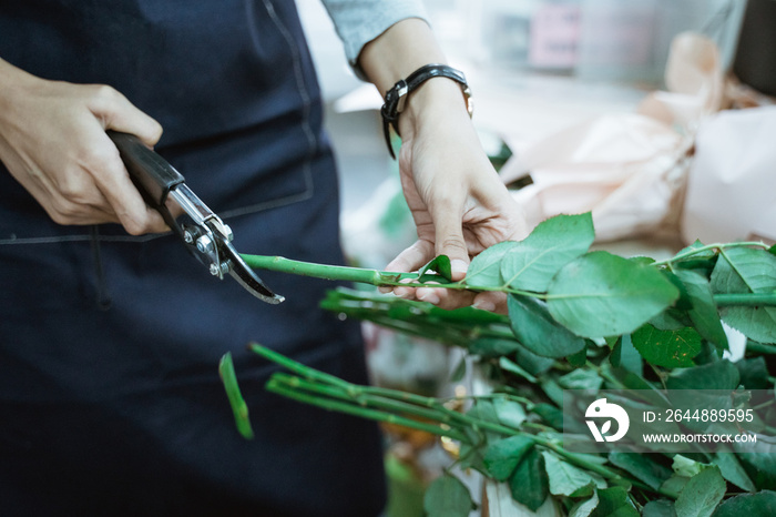 close up flower shop woman hand flower stalk cutting working in the flower shop