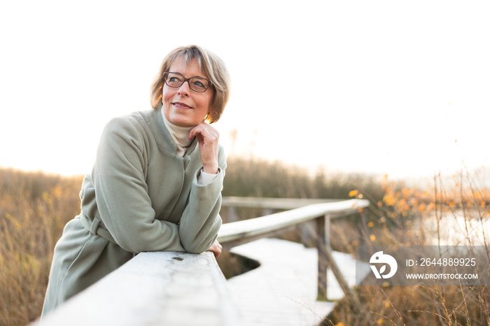 Glückliche Seniorin in der Natur