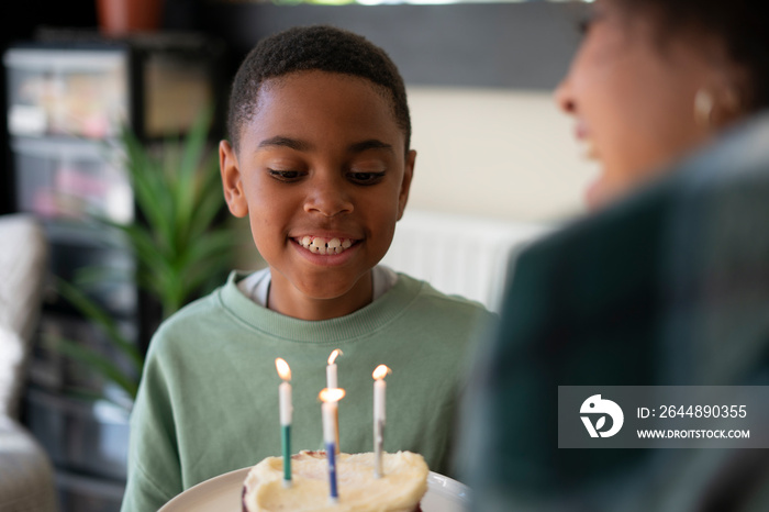 母子俩用生日蛋糕庆祝生日