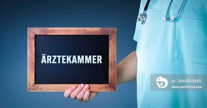 Ärztekammer. Arzt zeigt Schild/Tafel mit Holz Rahmen. Hintergrund blau