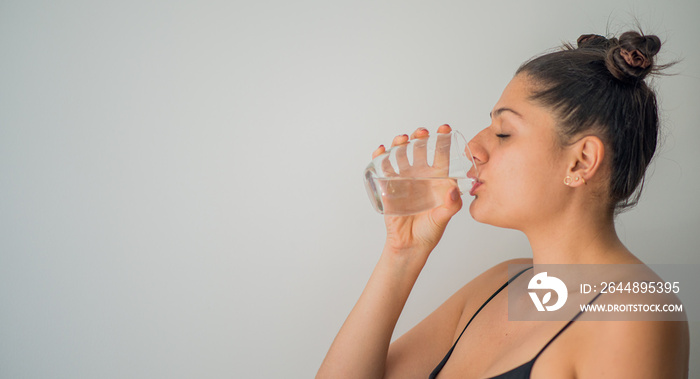 mujer tomando un baso con agua