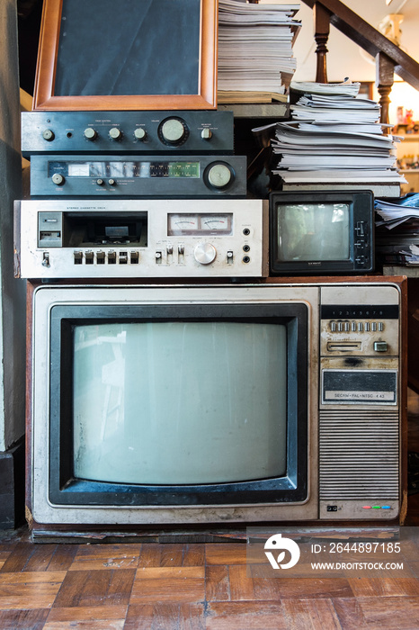 旧电视和过时的盒式磁带播放机