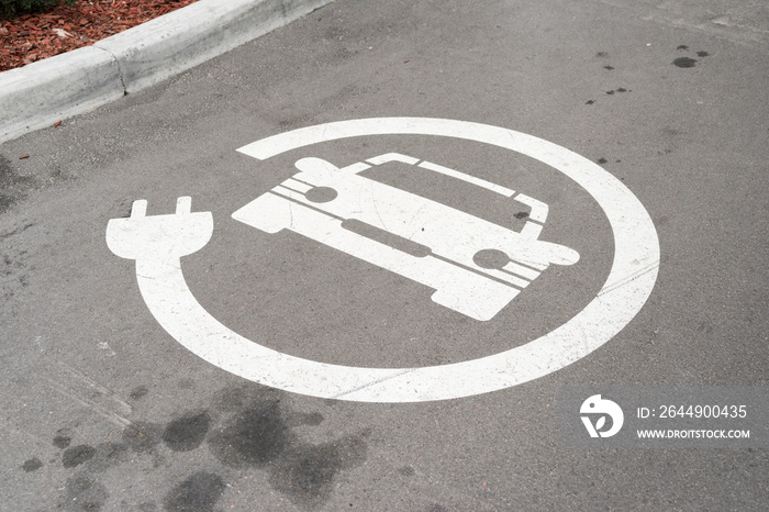 sign for electric cars on asphalt