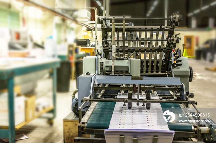 Folding documents for a mailing in a press