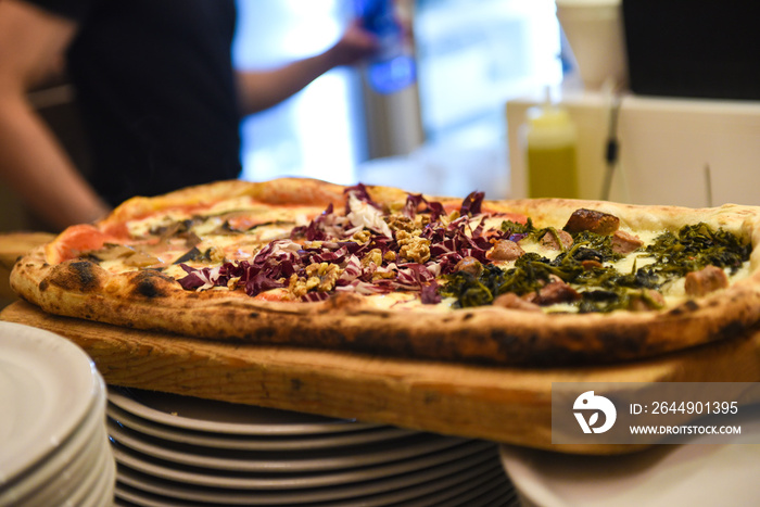 Pizza tradizionale al forno in una pizzeria