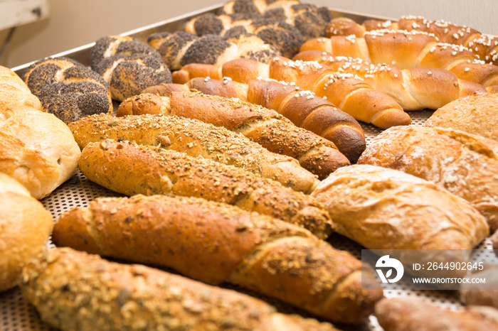 Frisches Gebäck aus dem Backofen in der Bäckerei