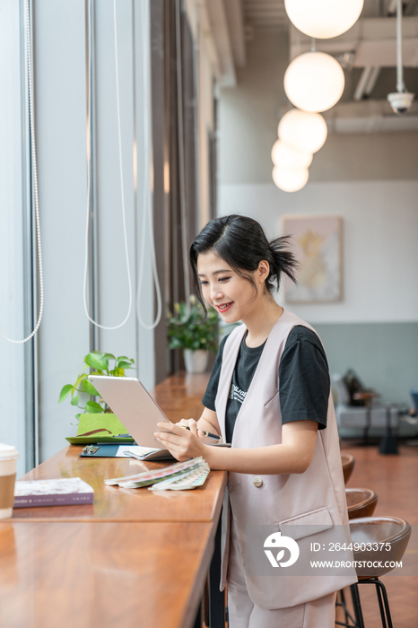 年轻女子使用电脑