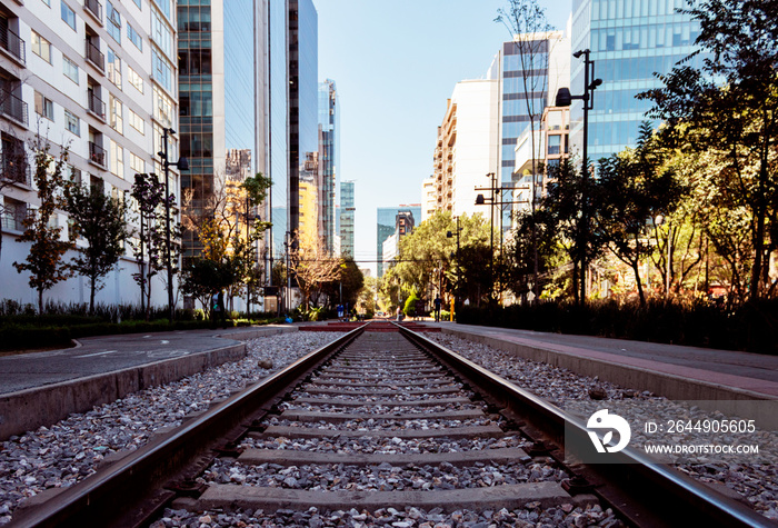 Vías de ferrocarril con edificios corporativos.