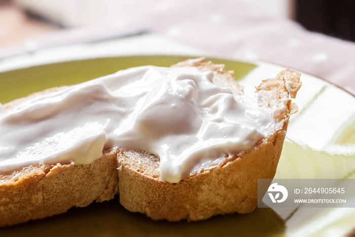 Pane integrale con formaggio di soia spalmabile