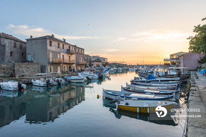 Le petit port de pêche de Centuri au crépuscule, Cap Corse, France