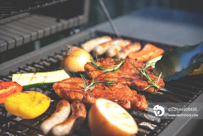 Gemüse und Steak am Grill beim grillen